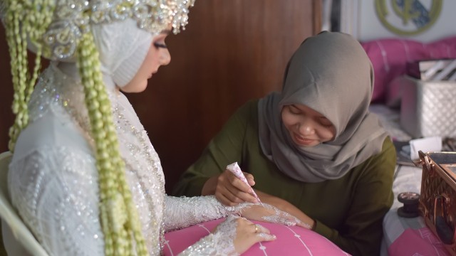 Shahnaz Risky Amelia (25) gadis asal Desa Sumbertlaseh Kecamatan Dander Kabupaten Bojonegoro saat lakukan lukis tangan atau henna. (foto: vera/beritabojonegoro)
