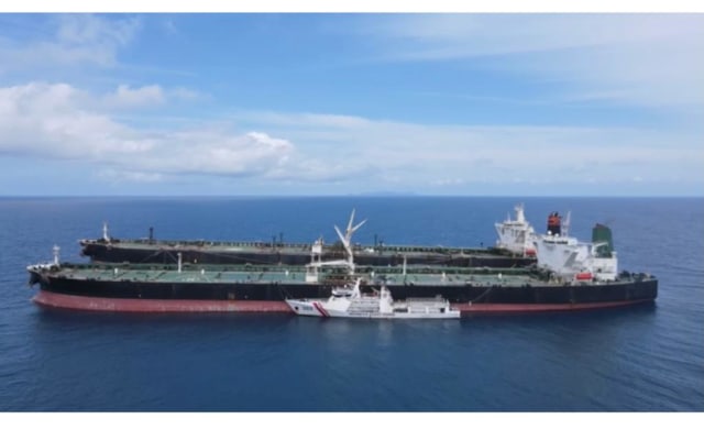 Super Tanker digiring pleh Bakamla menuju Batam, Kepulauan Riau. Foto: Dok Humas dan Protokol Bakamla RI.