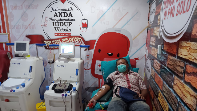 Salah satu pendonor plasma darah konvalesen di PMI Kota Solo