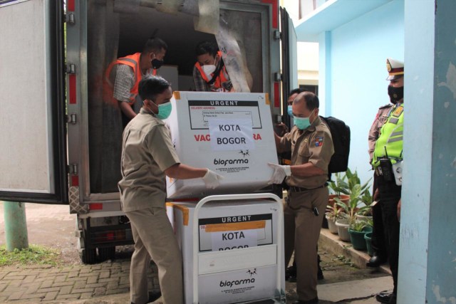 Pemkot Bogor kembali menerima vaksin Covid-19 sebanyak 9.160 vial atau dosis. Vaksin Sinovac ini tiba di Dinkes Kota Bogor, Selasa (26/1/2021) sekira pukul 12.20 WIB. Foto: Pemkot Bogor