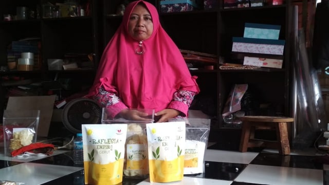 Anna Nurhayati (45) perempuan asal Desa Ngasem Kecamatan Ngasem Bojonegoro, pemilik usaha Emping Garut Raflesia dengan produksi emping garut . (foto: Ana/koleksi pribadi)