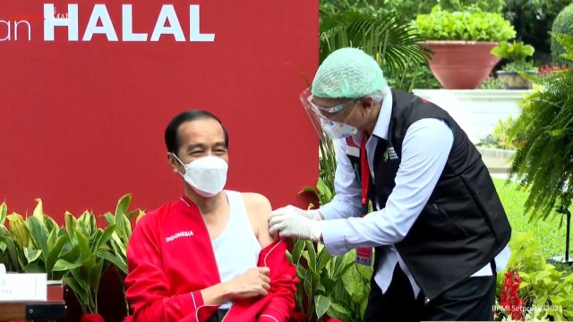 Presiden Joko Widodo usai disuntik vaksin corona Sinovac dosis ke-2 di Istana Negara, Jakarta, Rabu (27/1).  Foto: Youtube/@Sekretariat Presiden