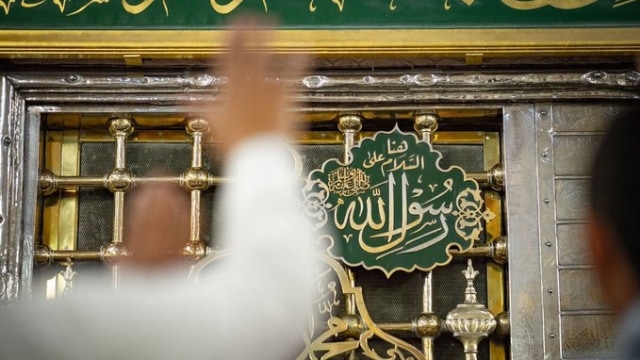 Jemaah berziarah di makam Nabi Muhammad SAW. Foto: wmn.gov.sa