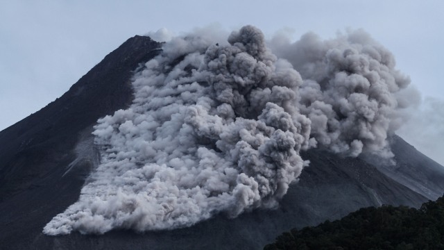 Awan panas guguran Gunung Merapi terlihat dari Kaliurang, Sleman, DI Yogyakarta, Rabu (27/1).  Foto: Hendra Nurdiyansyah/ANTARA FOTO