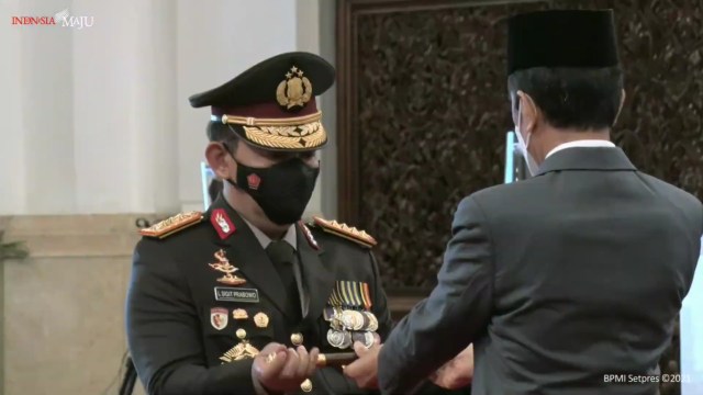 Penyematan tanda pangkat dan tanda jabatan Kapolri Jenderal Pol Listyo Sigit Prabowo oleh Presiden Joko Widodo di Istana Negara, Rabu (27/1). Foto: Youtube/Sektretariat Presiden