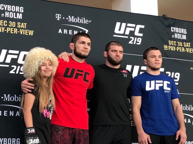 Kylie Meade bersama Tim Khabib Nurmagomedov. Foto: Instagram.com/@mini_khabib