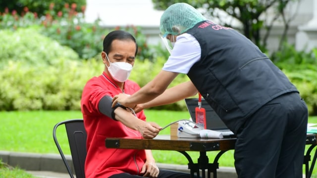 Presiden Joko Widodo diperiksa sebelum disuntik vaksin corona Sinovac dosis ke-2 di Istana Negara, Jakarta, Rabu (27/1). Foto: Biro Pers Sekretariat Presiden