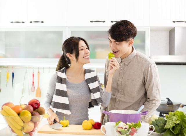 Ilustrasi mengonsumsi makanan sehat. Foto: Shutterstock