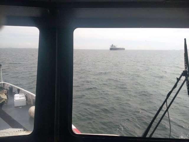 Aparat Bakamla mengawal super tanker yang diamankan di perairan Natuna. (Foto: ist)