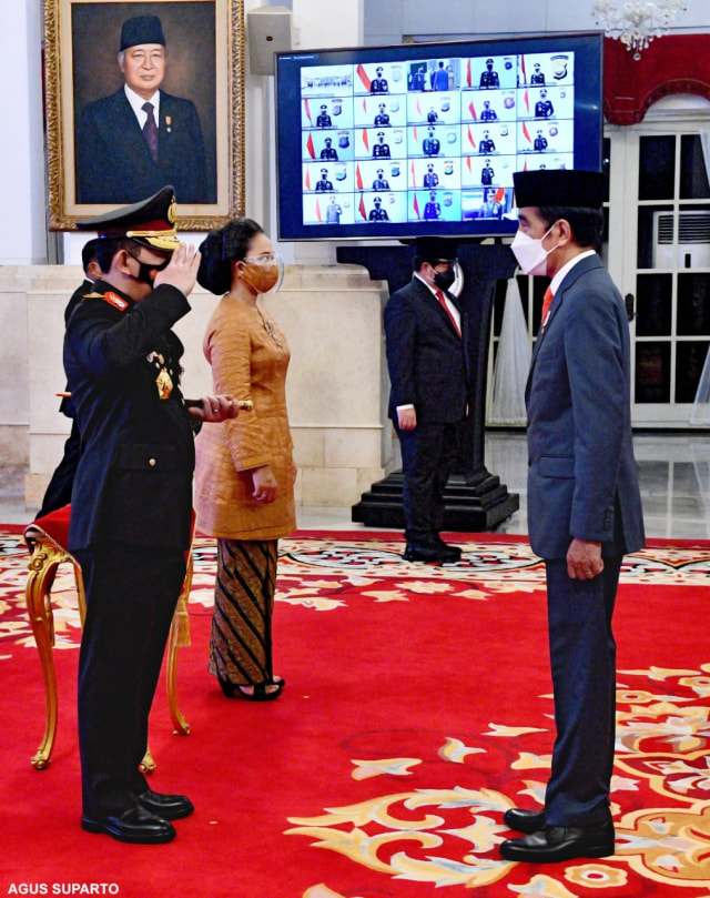 Jenderal Pol Listyo Sigit Prabowo (kiri) memberikan hormat kepada Presiden Joko Widodo usai dilantik sebagai Kapolri di Istana Negara, Rabu (27/1).
 Foto: Dok. Agus Suparto