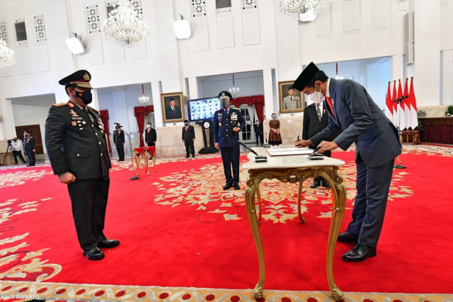 Wakapolri dan Idham Azis Turut Dampingi Listyo Sigit saat Pelantikan Kapolri (55700)