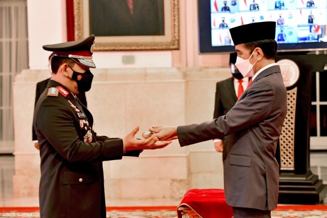 Penyematan tanda pangkat dan tanda jabatan Kapolri Jenderal Pol Listyo Sigit Prabowo oleh Presiden Joko Widodo di Istana Negara, Rabu (27/1).
 Foto: Dok. Agus Suparto