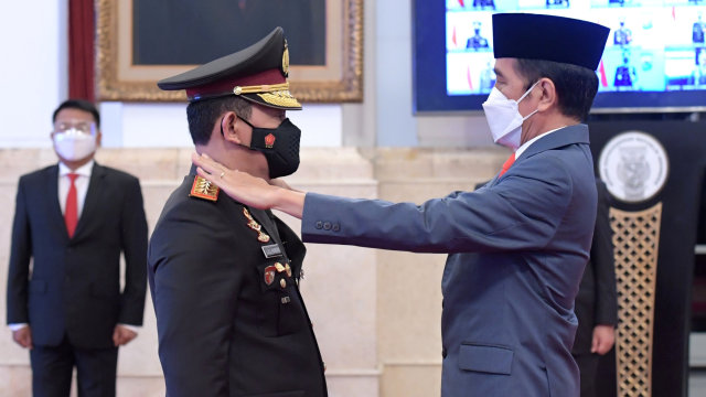 Presiden Joko Widodo (kanan) menyematkan tanda pangkat kepada Kapolri Jenderal Pol Listyo Sigit Prabowo (kiri) saat upacara pelantikan di Istana Negara, Jakarta, Rabu (27/1).  Foto: Kris/Biro Pers Sekretariat Presiden