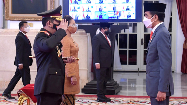 Kapolri Jenderal Listyo Sigit Prabowo memberi hormat kepada Presiden Jokowi di Istana Negara, Jakarta, Rabu (27/1). Foto: Kris/Biro Pers Sekretariat Presiden