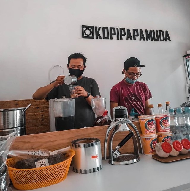 Syarief (kiri) bersama tim sedang meracik pesanan kopi milik pelanggan. | Photo from Instagram/kopipapamuda