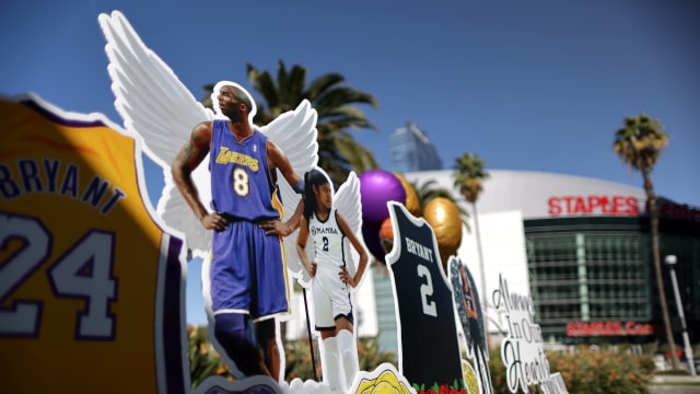 Penghormatan satu tahun kematian Kobe Bryant. Foto: REUTERS/Mario Anzuoni