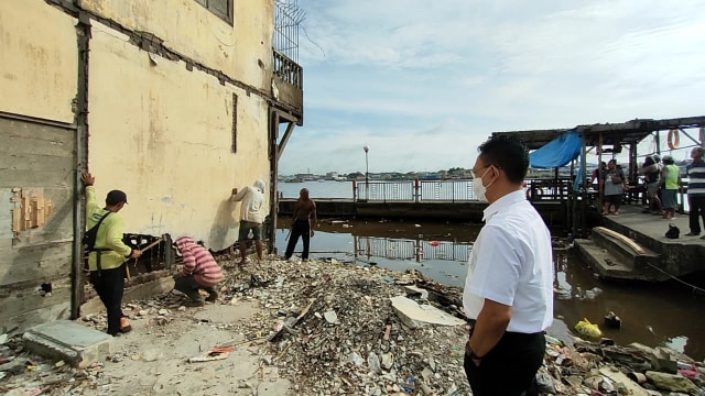 Pemkot Pontianak bongkar sejumlah bangunan di pinggir Sungai Kapuas. Foto: Dok. Pemkot Pontianak