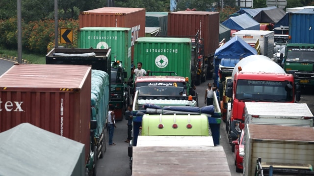 Foto: Kemacetan Panjang Imbas Jalan di Tol Surabaya-Gempol Amblas (260341)