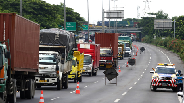 Sejumlah kendaraan terjebak kemacetan sebelum pintu masuk tol Dupak, di Surabaya, Jawa Timur, Rabu (27/1). Foto: Didik Suhartono/ANTARA FOTO