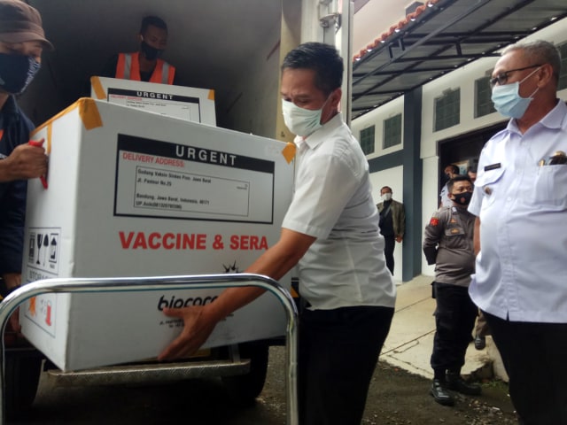 Vaksin COVID-19 Sinovac tiba di gudang farmasi di Kecamatan Kramatmulya, Kabupaten Kuningan. (Andri Yanto)