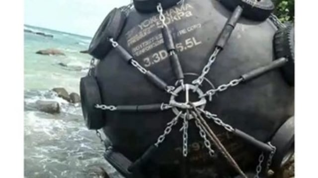 Bola hitam besar yang ditemukan di pantai Teluk Bakau, Bintan, Kepri. Foto: Dok Antara