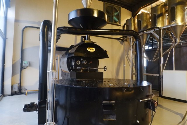 Ngopi dengan Konsep Suasana Industrial ala El's Coffee Roastery, Bandar Lampung (141198)