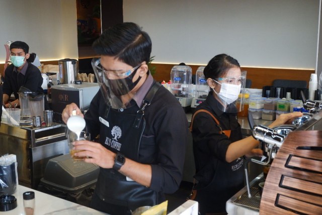 Ngopi dengan Konsep Suasana Industrial ala El's Coffee Roastery, Bandar Lampung (141201)