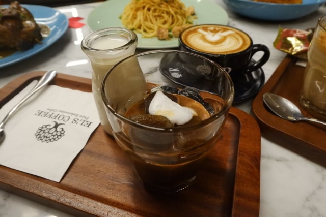 Ngopi dengan Konsep Suasana Industrial ala El's Coffee Roastery, Bandar Lampung (141202)