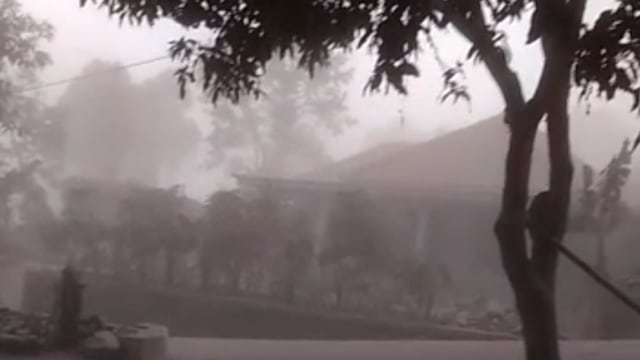 Hujan abu yang melanda di kawasan Boyolali, Jawa Tengah