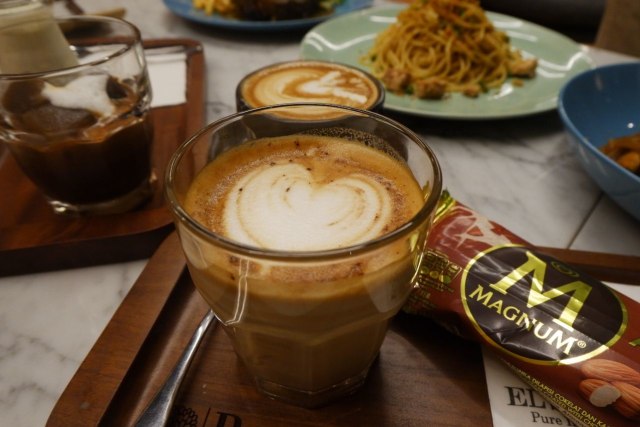 Ngopi dengan Konsep Suasana Industrial ala El's Coffee Roastery, Bandar Lampung (141203)