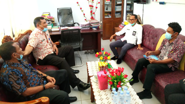 BNN saat kunjungan ke ruang kantor Kepala Bagian Pemerintahan Kota Tidore Kepulaun untuk pembahasan program pemberantasan narkoba. Foto: Istimewa