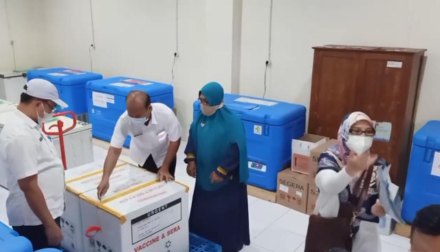 Sebanyak 13.400 vaksin yang datang di Kabupaten Cirebon pada Rabu (27/01/2021), langsung disimpan di tempat khusus di gudang Farmasi Kabupaten Cirebon. (Tomi Indra)
