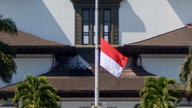 ILUSTRASI: Bendera Merah Putih setengah tiang berkibar di Gedung Sate, Bandung, Jawa Barat, Kamis (12/9). Foto: ANTARA FOTO/Raisan Al Farisi