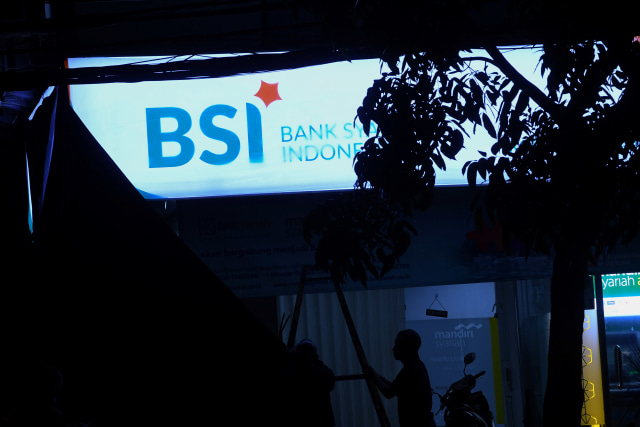 Pekerja menutup logo bertuliskan Bank Syariah Indonesia di Jakarta, Rabu (27/1).
 Foto: Wahyu Putro A/Antara Foto