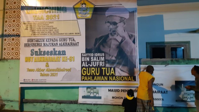 Persiapan panitia HUT Alkhairaat ke-19 di Ternate saat memasang baliho. Foto: Panitia HUT Alkairaat.