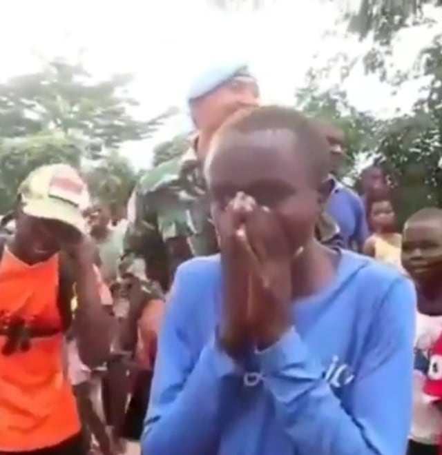 Momen haru anak-anak di Kongo menangis tak karuan saat pasukan TNI hendak pulang ke Tanah Air. (Foto: Instagram/@pasukan_tempur_ ) 