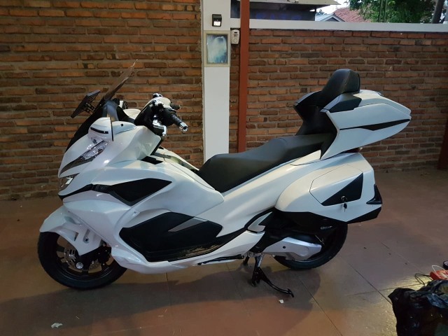 Tampilan samping Honda PCX 150 modifikasi Goldwing. Foto: Aulia03Shop