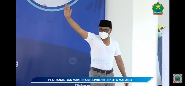 Wakil Wali Kota Malang, Sofyan Edi Jarwoko, sempat melambaikan tangan ke arah awak media.