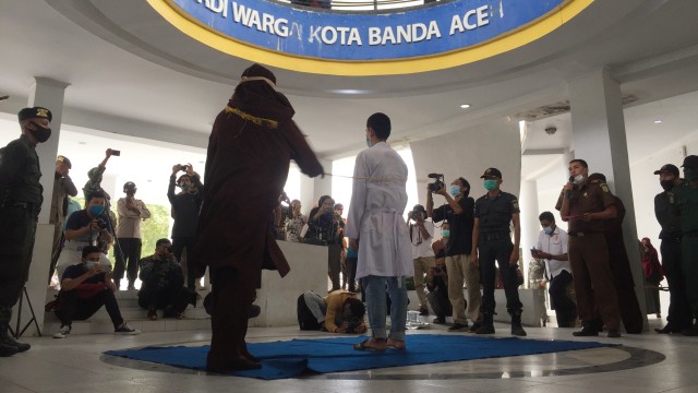 Suasana hukuman cambuk kepada pasangan sesama jenis (gay) di Gedung Taman Sari, Kota Banda Aceh. Foto: Zuhri Noviandi/kumparan