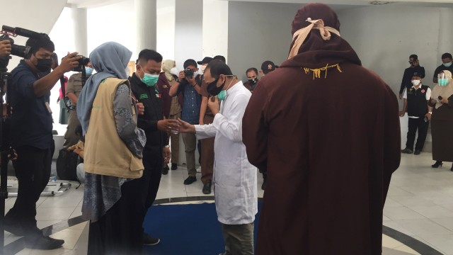 Suasana hukuman cambuk kepada pasangan sesama jenis (gay) di Gedung Taman Sari, Kota Banda Aceh. Foto: Zuhri Noviandi/kumparan