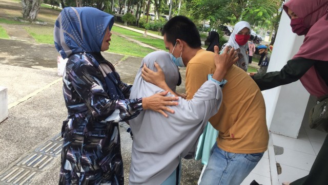 Suasana hukuman cambuk kepada pasangan sesama jenis (gay) di Gedung Taman Sari, Kota Banda Aceh. Foto: Zuhri Noviandi/kumparan