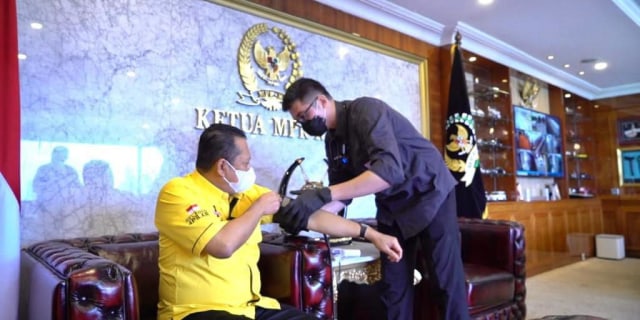 Ketua MPR RI Bambang Soesatyo menerima suntikan vaksin corona Sinovac tahap kedua, Kamis (28/1). Foto: MPR RI