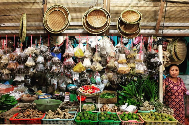 Salah satu pedagang di Pasar Baru, Tanjungpinang, Kepulauan Riau. Foto: Ismail/kepripedia.com