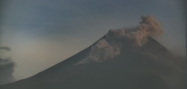 Gunung Merapi mengeluakan awan panas. Foto: BPPTKG.