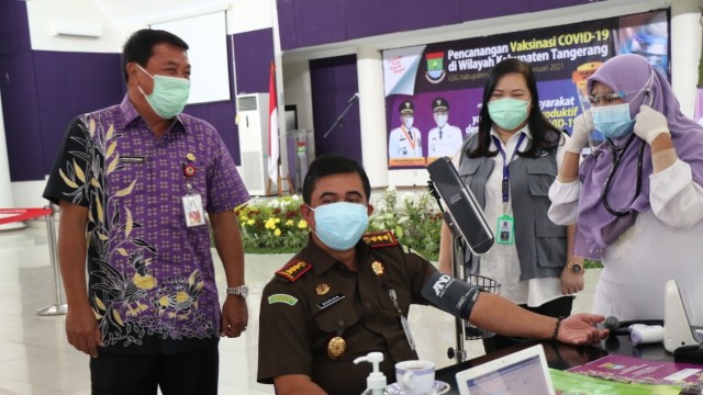 Kepala Kejaksaan Negeri Kabupaten Tangerang, Bahrudin menunda proses penyuntikkan vaksin sinovac setelah tekanan darah yang cukup tinggi. Foto: Dok. Istimewa