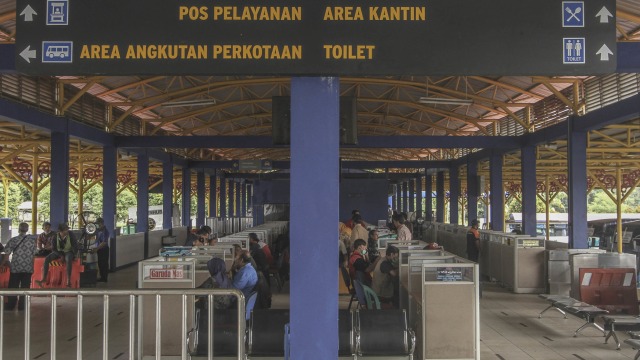 Suasana loket penjualan tiket bus di Terminal Jatijajar, Depok, Jawa Barat, Kamis (28/1/2021). Foto: Asprilla Dwi Adha/ANTARA FOTO