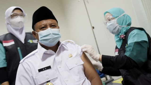 Wakil Gubernur Jawa Barat Uu Ruzhanul Ulum menerima suntikan vaksin COVID-19 dosis kedua di Lobby Paviliun Parahyangan RSUP dr. Hasan Sadikin (RSHS), Kota Bandung, Kamis (28/1/2021). Foto: Aldien/Humas Jabar