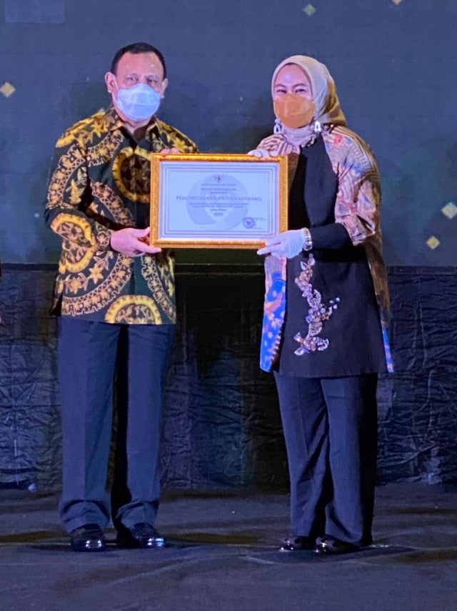 Bupati Karawang dr. Cellica Nurrachadiana menerima penghargaan sistem merit yang diserahkan oleh Ketua KPK