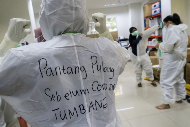 Sebuah kalimat penyemangat tertulis di pakaian alat pelindung diri (APD) salah satu tenaga kesehatan di Rumah Sakit Darurat (RSD) COVID-19, Wisma Atlet Kemayoran, Jakarta. Foto: M Risyal Hidayat/ANTARA FOTO