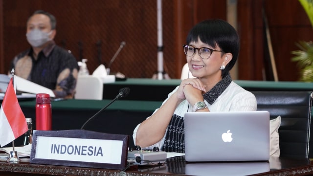 Menlu RI Retno Marsudi saat memimpin pertemuan COVAX-AMC Engagement Group yang diselenggarakan secara virtual pada Rabu (27/1). Foto: Kemlu RI